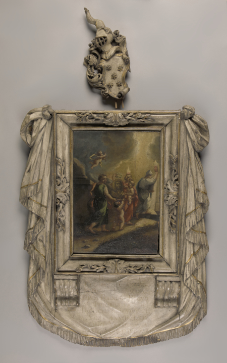 Kolorowe zdjęcie. Przedstawia epitafium, które składa się z drewnianej ramy i draperii oraz niewielkich rozmiarów alegorycznego obrazu. Na obrazie, po lewej ukazano w zielonej sukni Sztukę, popiersie malarza pomaga jej nieść i wieńczy laurem personifikacja idei z płomieniem na głowie oraz Obrazem Natury na rękach. Korowód prowadzi Wiara Katolicka. Jest to epitafium Claude'a Callot’a. 